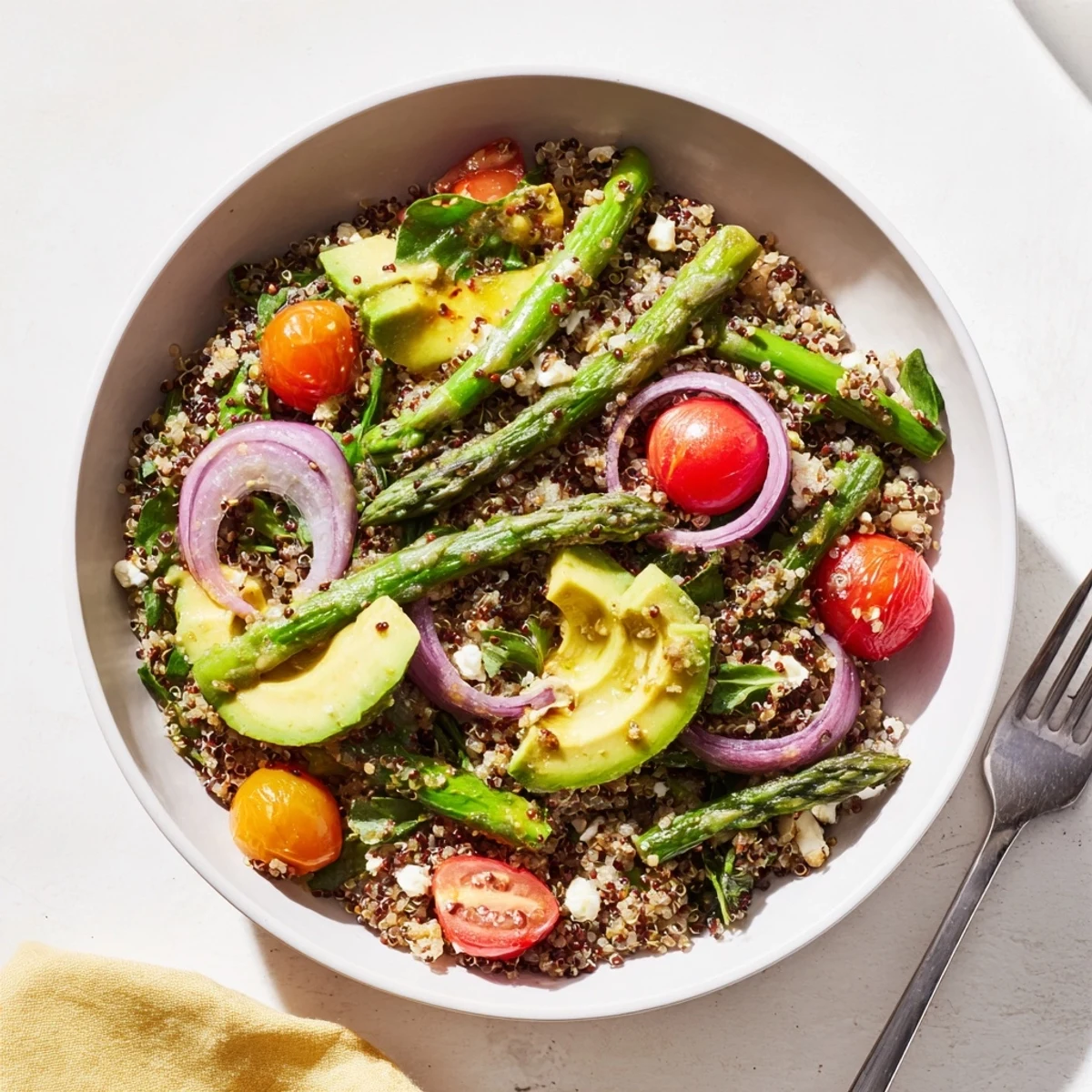 Bunte Quinoa und Spargel Bowl, frisch zubereitet mit Avocado und Kirschtomaten.  