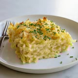Herzhafter, gebackener Cheesy Spaetzle mit geschmolzenem Käse und frischen Kräutern.  
