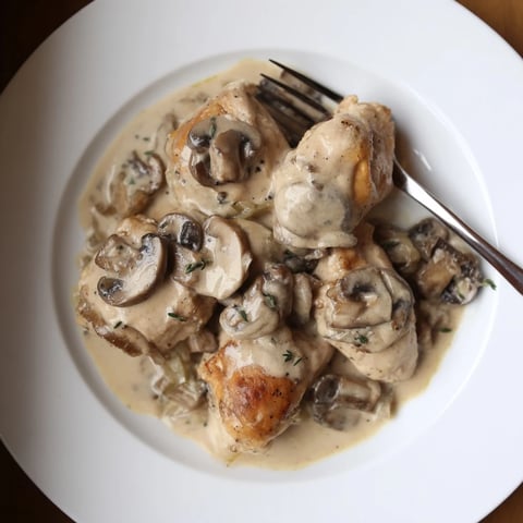 Zartes Hühnchenbrustfilet in einer reichhaltigen, cremigen Pilzsauce - ideal für ein gemütliches Abendessen.